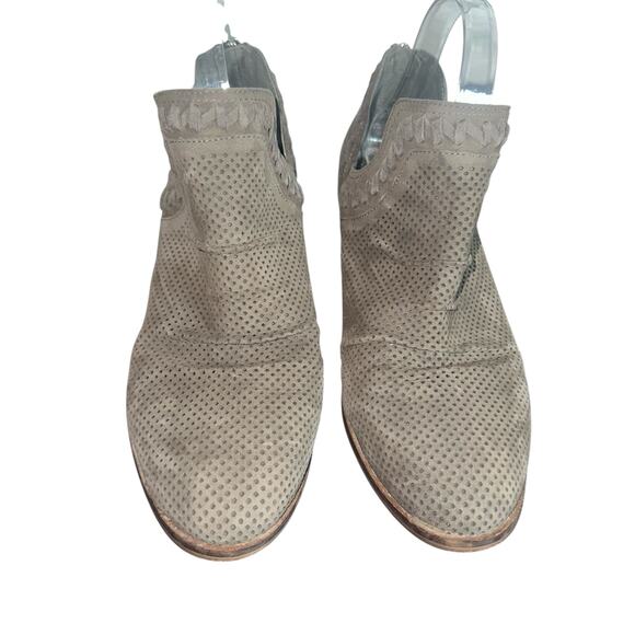 Vince Camuto Palmina Bootie Sz 8W Taupe Suede Cutout Low Heel Perforated Western - Picture 3 of 10